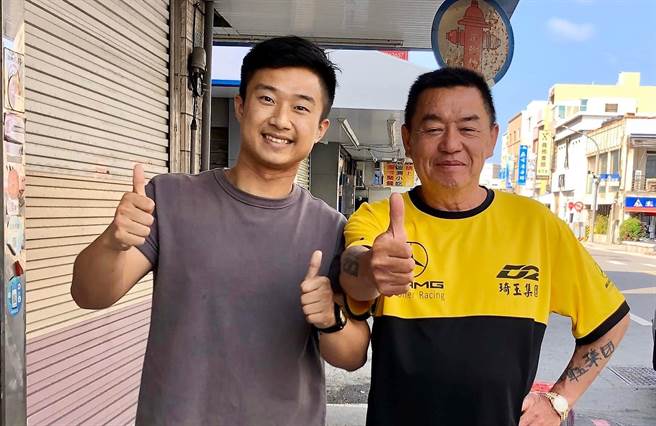 台灣賽車教父廖老大也在馬公街上被民眾捕獲本尊，大家紛紛搶著跟他合照留念。（民眾提供）