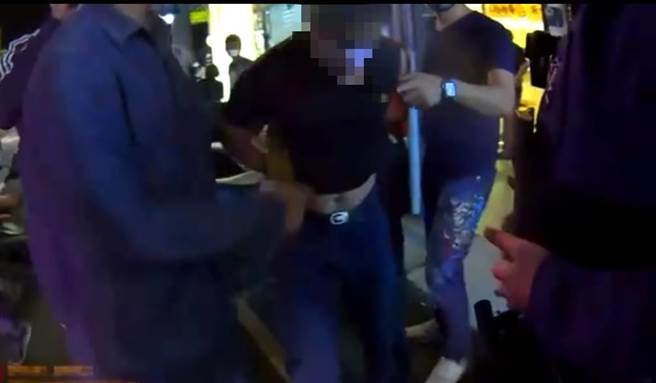 苗栗警分局偵查隊幹員追捕張嫌。（苗栗警分局提供／謝明俊苗栗傳真）