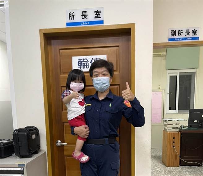小女娃不害怕不抗拒，还学警察婆婆比讚的手势。（谷关工务段提供／陈淑娥台中传真）
