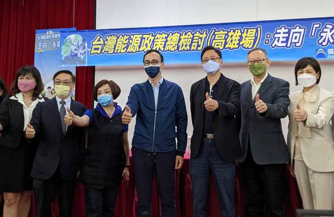國民黨主席朱立倫（中）15日出席在高雄巿議會由國家政策研究基金會主辦的台灣能源政策總檢討：走向「永續台灣」高雄場。（曹明正攝）