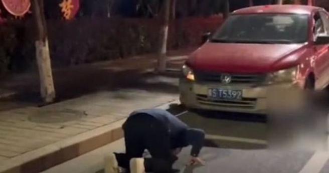 男子跪地磕頭，對車表達無盡感謝 (圖/翻攝自網易新聞)