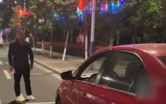 男子站在車前遲遲不願離去 (圖/翻攝自網易新聞)