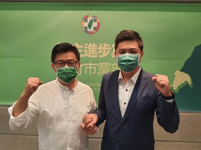 民進黨新竹市黨部主委選舉登記最後一天，原本宣布參選的鄭宏輝（左）臨陣棄選，現任主委陳建名拚連任。（邱立雅攝）