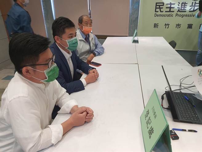 民進黨新竹市黨部主委選舉登記最後一天，原定宣布參選的鄭宏輝（左）臨陣棄選，給外界諸多聯想。（邱立雅攝）