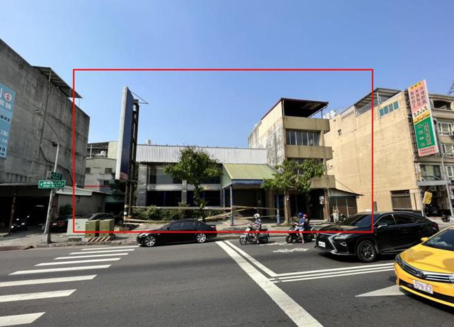 （高雄建国路2栋透天店面(红色范围)去年底由大同集团第四代、凯锐控股董座林传凯，砸逾3亿购得。图／台湾房屋提供）