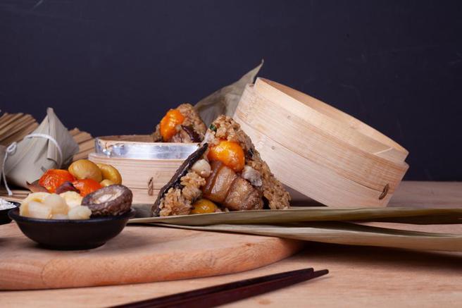 （長榮鳳凰酒店雙饗禮盒的「松露野菌瑤柱粽」，以松露、松茸、牛肝菌、香菇共舞，是山林精氣的完美濃縮，加上蛋黃與五花肉，香氣濃郁且層次豐富。圖／礁溪長榮鳳凰酒店提供）