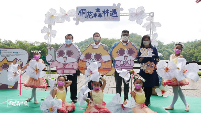 新竹县杨文科县长（左二）宝山乡邱坤桶乡长（左ㄧ）、文化局李安妤局长（右一）邀请大家一同漫步桐花林，享受宝山大自然湖光山景。(图／新竹县政府提供)