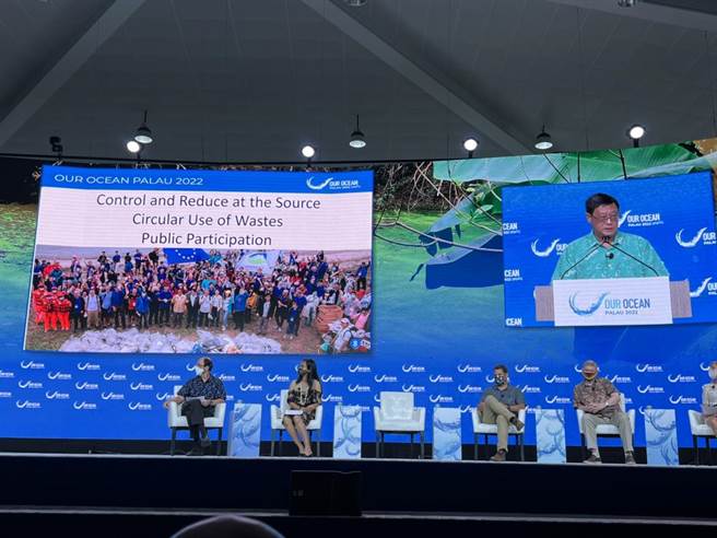 行政院环境保护署张子敬署长于「解决海洋污染」场次发表演说，讲述我国于海洋废料处理上的努力及成果。（外交部提供）