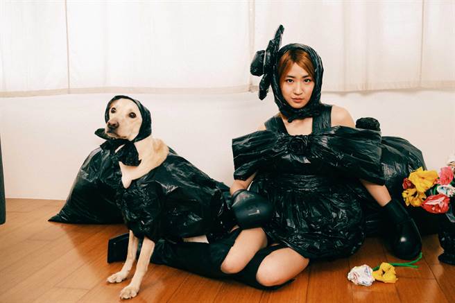 9m88在MV里穿垃圾袋偽防疫装。（爵士宝贝提供）