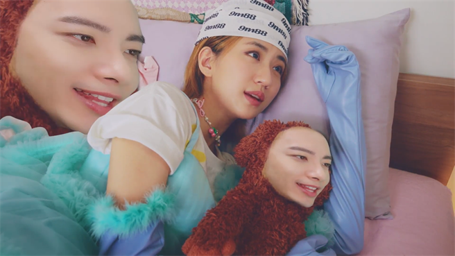 9m88在MV里抱着有坤达帅脸的布偶。（爵士宝贝提供）