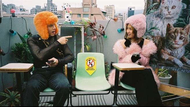 9m88（右）与坤达合作拍摄MV。（爵士宝贝提供）