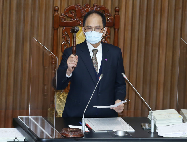 在院長游錫堃敲槌後，立法院15日院會三讀通過「地方民意代表費用支給及村里長事務補助費補助條例」，明定將每月4.5萬元的村里長事務補助費調高至5萬元。（姚志平攝）