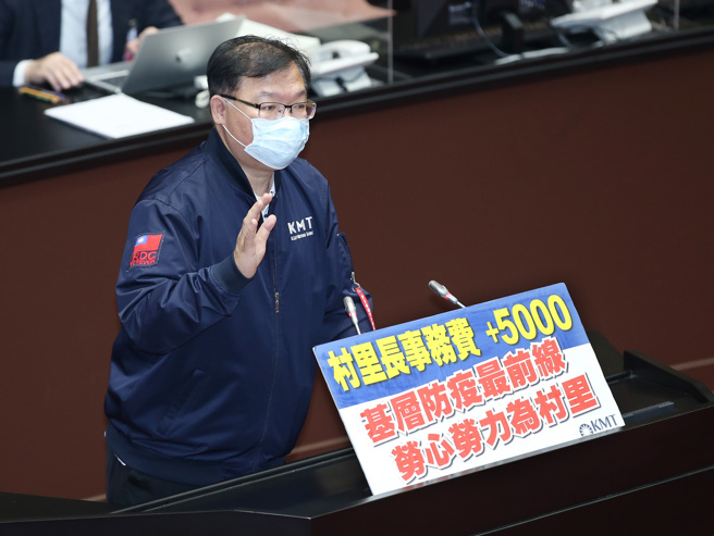 立法院15日院會三讀通過「地方民意代表費用支給及村里長事務補助費補助條例」，明定將每月4.5萬元的村里長事務補助費調高至5萬元，立委李德維上台發言感謝各村里長為地方勞心勞力的服務。（姚志平攝）