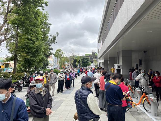 疫情升温，桃园各接种站再现排队潮。（民眾提供／陈梦茹桃园传真）