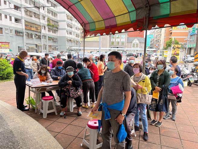 桃园市各接种站人潮爆满。（崔美瑛提供／陈梦茹桃园传真）