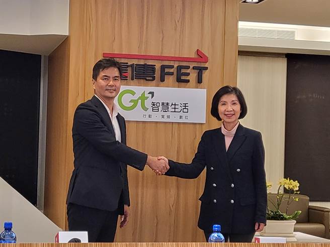 亚太电信董事长陈鹏（左）、远传电信总经理井琪（右）。（黄琮渊摄）