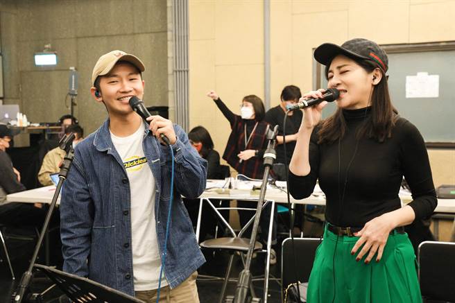 王彩桦（右）将与蔡昌宪合作歌厅秀短剧。（高雄流行音乐中心提供）