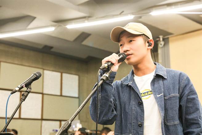 蔡昌宪担任「真爱秀・蓝宝石大歌厅」首日嘉宾。（高雄流行音乐中心提供）