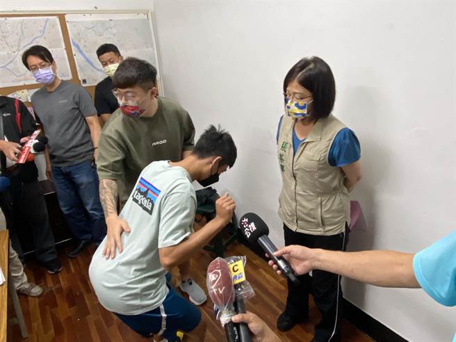 台中市议员参选人张芬郁与教练、家长15日争取校园普设运动防护员。（卢金足摄） 