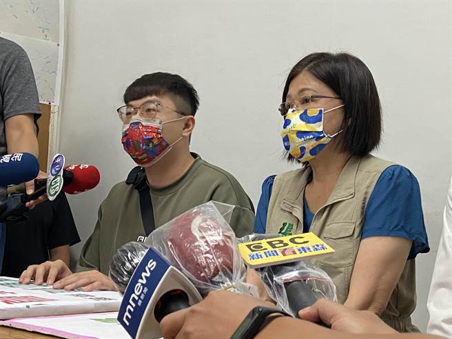 前台中市议员张芬郁和多名运动教练举行记者会，呼吁教育单位关心小选手，在国中小学普设运动防护员。（卢金足摄）