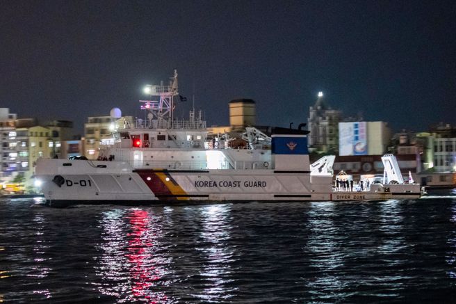 韓國潛水援助船靠高雄港補給，驚傳船員快篩陽性。(王姓讀者提供)
