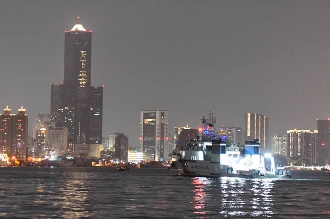 韓國潛水援助船靠高雄港補給，驚傳船員快篩陽性。(王姓讀者提供)