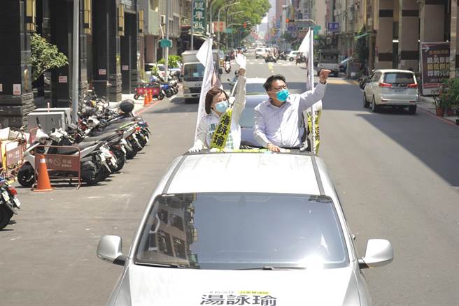 屏東縣長潘孟安15日陪前新苓議員參選人湯詠瑜車隊掃街。(邁盟提供)
