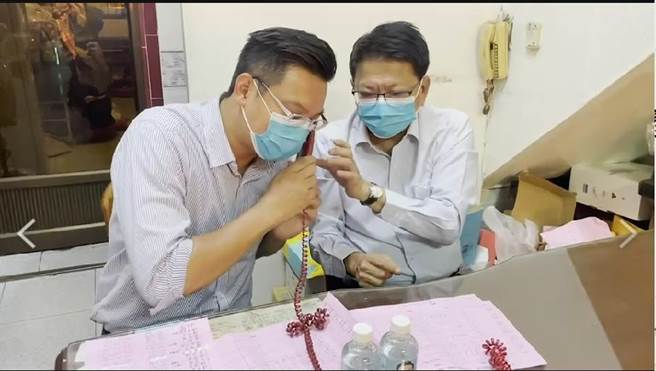 屏東縣長潘孟安15日陪大寮林園議員參選人洪村銘電話固票。(邁盟提供)