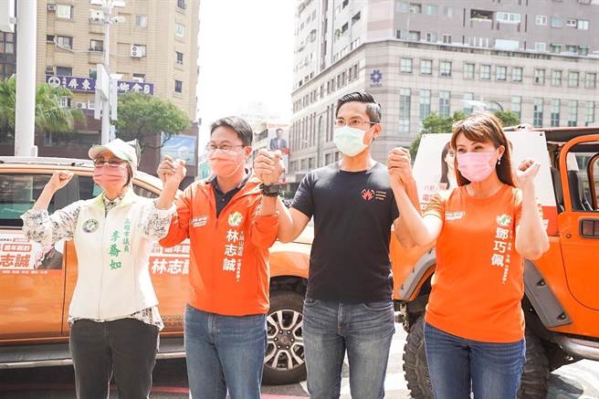 罷韓領銜人之一的李佾潔與旗鼓鹽議員李喬如為前新苓議員參選人鄧巧佩、大岡山參選人林志誠站台。(高雄正能量提供)