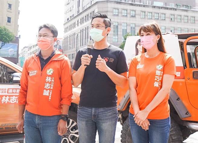 罷韓領銜人之一的李佾潔推薦前新苓議員參選人鄧巧佩與大岡山參選人林志誠。(高雄正能量提供)
