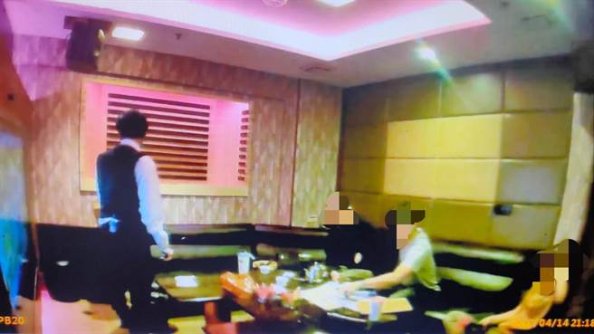 基隆市警察局14日稽查KTV，發現5名20多歲年輕人歡唱未戴口罩，違反法規轉送衛生局裁罰。（基隆市警察局提供／陳敬哲基隆傳真）