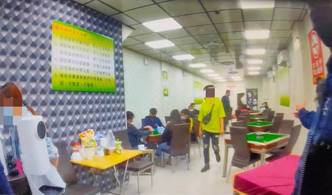 基隆市警察局13日麻將館，發現1名民眾口罩拉到下巴，1民眾未打疫苗，違反法規轉送衛生局裁罰。（基隆市警察局提供／陳敬哲基隆傳真）