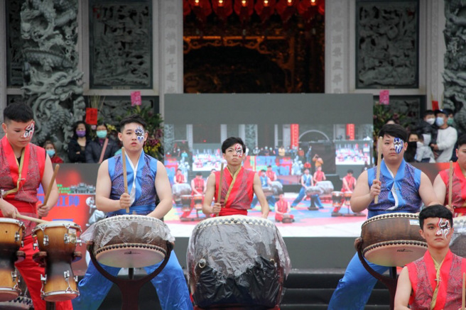 时逢疫情，龙华科大宋江阵以中华传统艺术表演趋吉辟邪，博得满堂喝采。