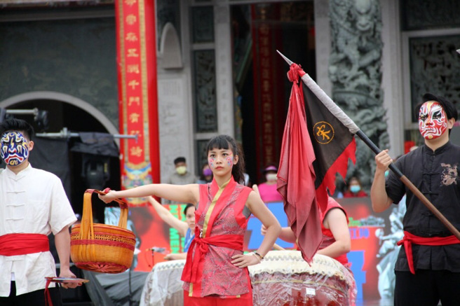 龙华科大团队连续十三度参加盛宴，集传统美学与现代艺术大成，展现宋江阵的力与美。