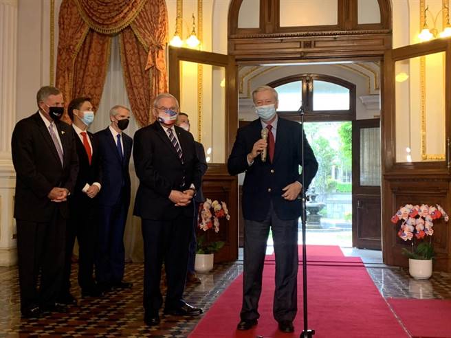 美国跨党派参眾议员访团今天上午拜会总统蔡英文，并召开媒体见面会。（杨孟立摄）