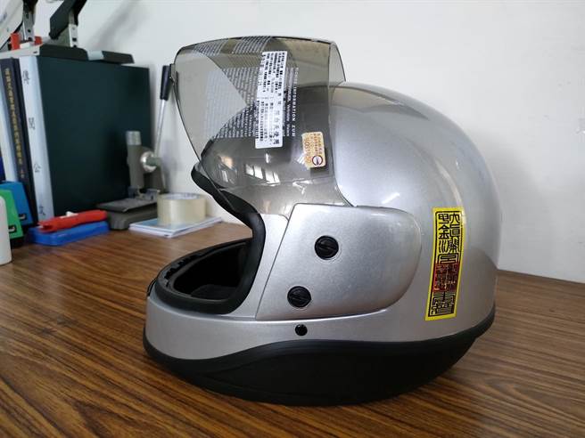 大甲警分局自15日起至24日加强取缔外，同时准备50顶「妈祖祈福」安全帽，免费提供年长者或经济弱势违规时使用。(警方提供)