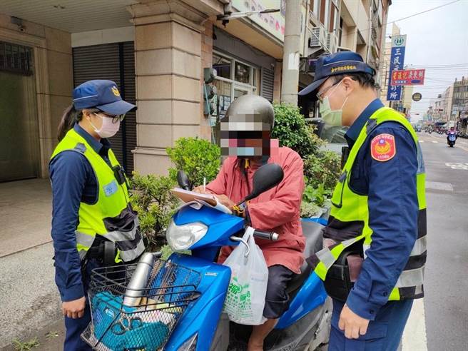 民眾骑车应确实配戴安全帽，以确保自身安全。 (警方提供)