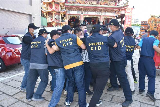 妈祖遶境回銮严防抢轿，台中市乌日警方精实防抢演练，宣誓严惩暴力行为。（民眾提供／卢金足台中传真）