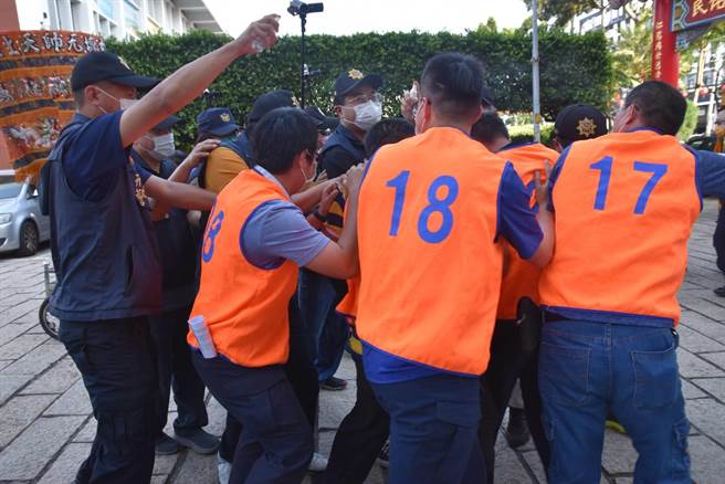 妈祖遶境回銮严防抢轿，台中市乌日警方精实防抢演练，宣誓严惩暴力行为。（民眾提供／卢金足台中传真）