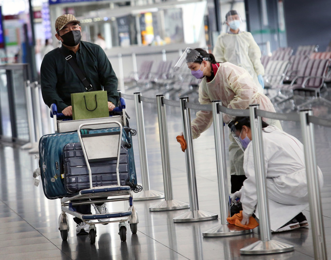 美、加、紐、澳疫情趨緩，4／18起入境改採唾液採檢。（范揚光攝）