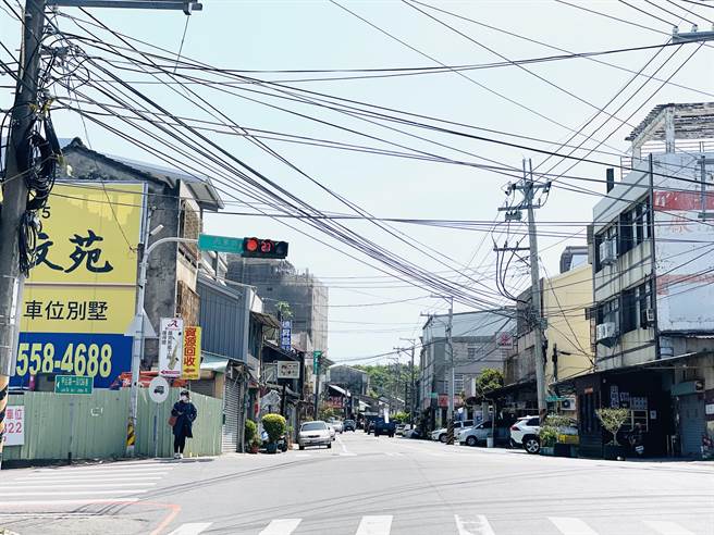 后里区甲后路缆线等空中杂乱障碍物，将进行电杆下地化，以重现城市天际线。（陈淑娥摄）