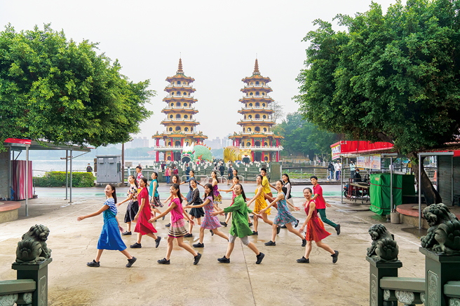 舞者們在高雄著名地標「龍虎塔」前翩然起舞，激發傳統與創新相遇的火花。(攝影/陳長志)