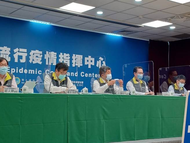 陳時中昨接觸確診者，今現身記者秀快篩結果。（林周義攝）