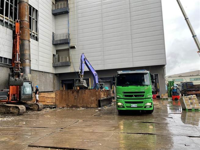 美福仓储6楼仍有3600吨废弃物未清完。（桃园市环保局提供／陈梦茹桃园传真）