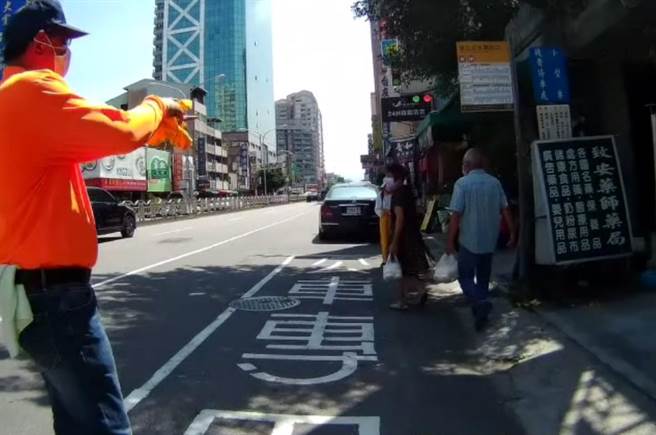 台中市警方耐心查证仔细寻找，不到10分钟就帮民眾寻获机车。（民眾提供／卢金足台中传真）