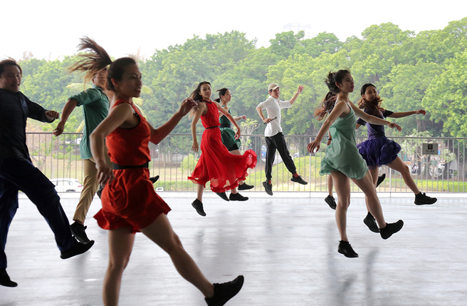 舞者與觀眾產生視線交流，情緒直接傳達，表演就不是單向進行。(攝影/Carter)
