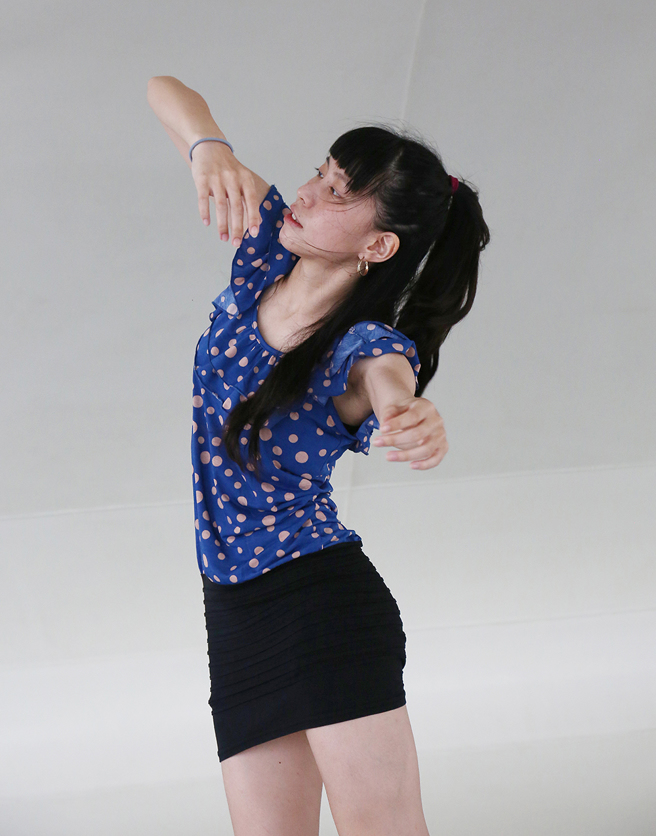 第一次參與公共空間的舞蹈演出，獨立舞者品霓表示：「連續跳二十幾分鐘是一大挑戰，也蠻興奮可以和觀眾近距離互動。」(攝影/Carter)
