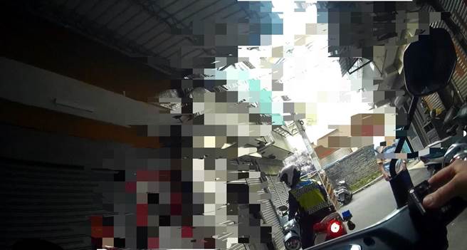 台中市一名3歲女童自關在鄰居家，女童父親向警方求援脫困。（民眾提供／盧金足台中傳真）