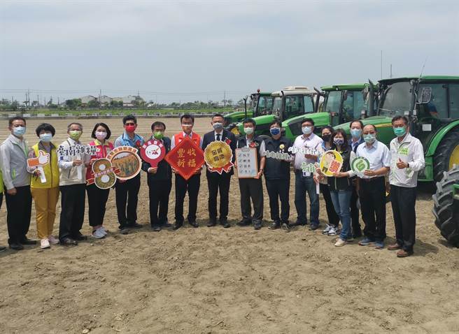 农委会主委陈吉仲（左七）、台南市长黄伟哲（左六）、金门县长杨镇浯（左八）、金门酒厂董事长黄怡凯（左五）、学甲农会理事长陈荣辉（左九）等人见证学甲契作高粱播种仪式。（刘秀芬摄）