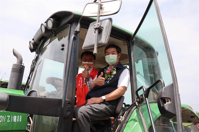 台南学甲、盐水农会与金酒公司契作高粱15日举行播种祈福仪式，农委会主委陈吉仲（左）亲自参与。（刘秀芬摄）